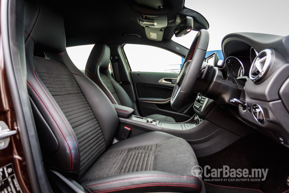 Mercedes-Benz GLA X156 (2014) Interior