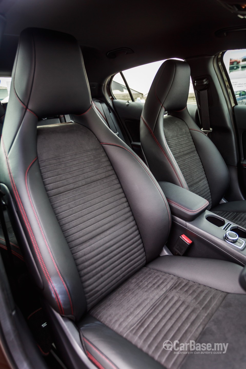 Mercedes-Benz GLA X156 (2014) Interior