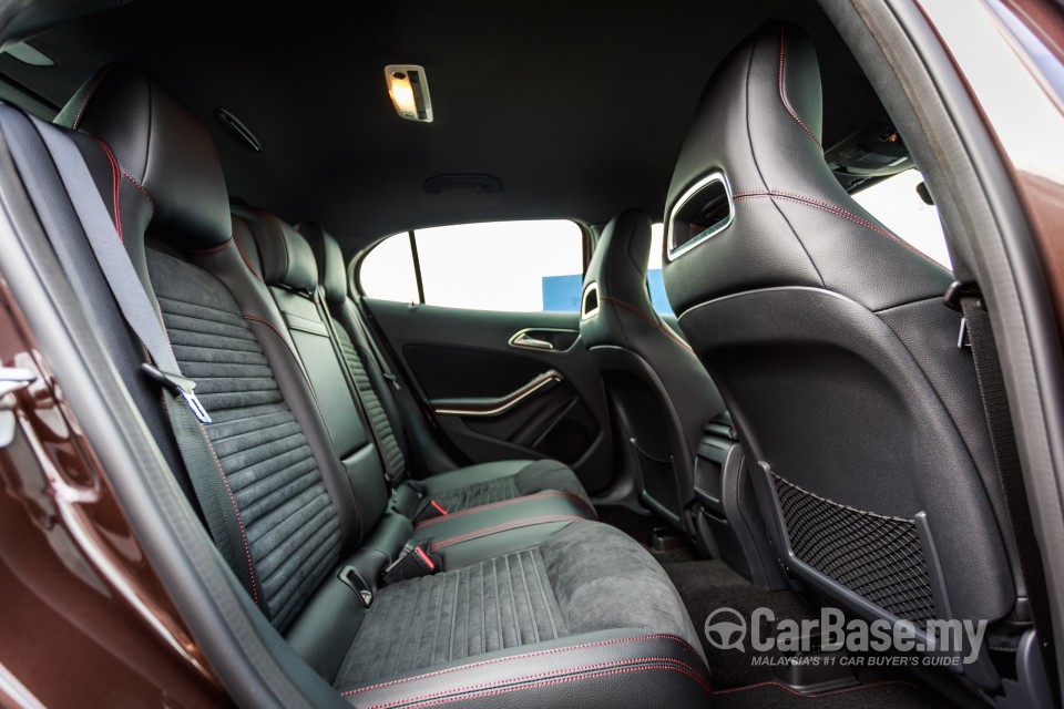 Mercedes-Benz GLA X156 (2014) Interior