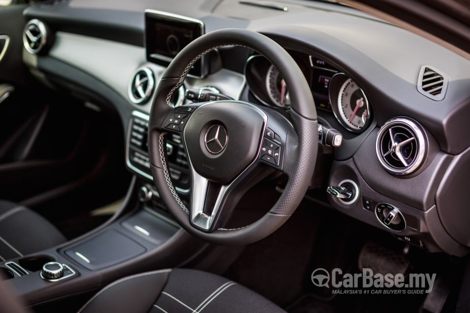 Mercedes-Benz GLA X156 (2014) Interior