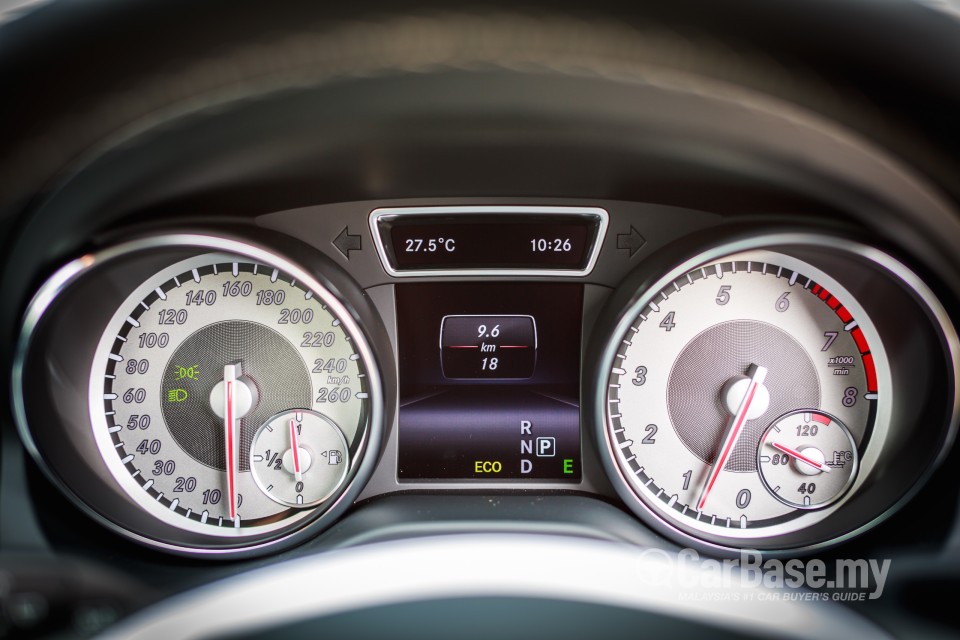 Mercedes-Benz GLA X156 (2014) Interior
