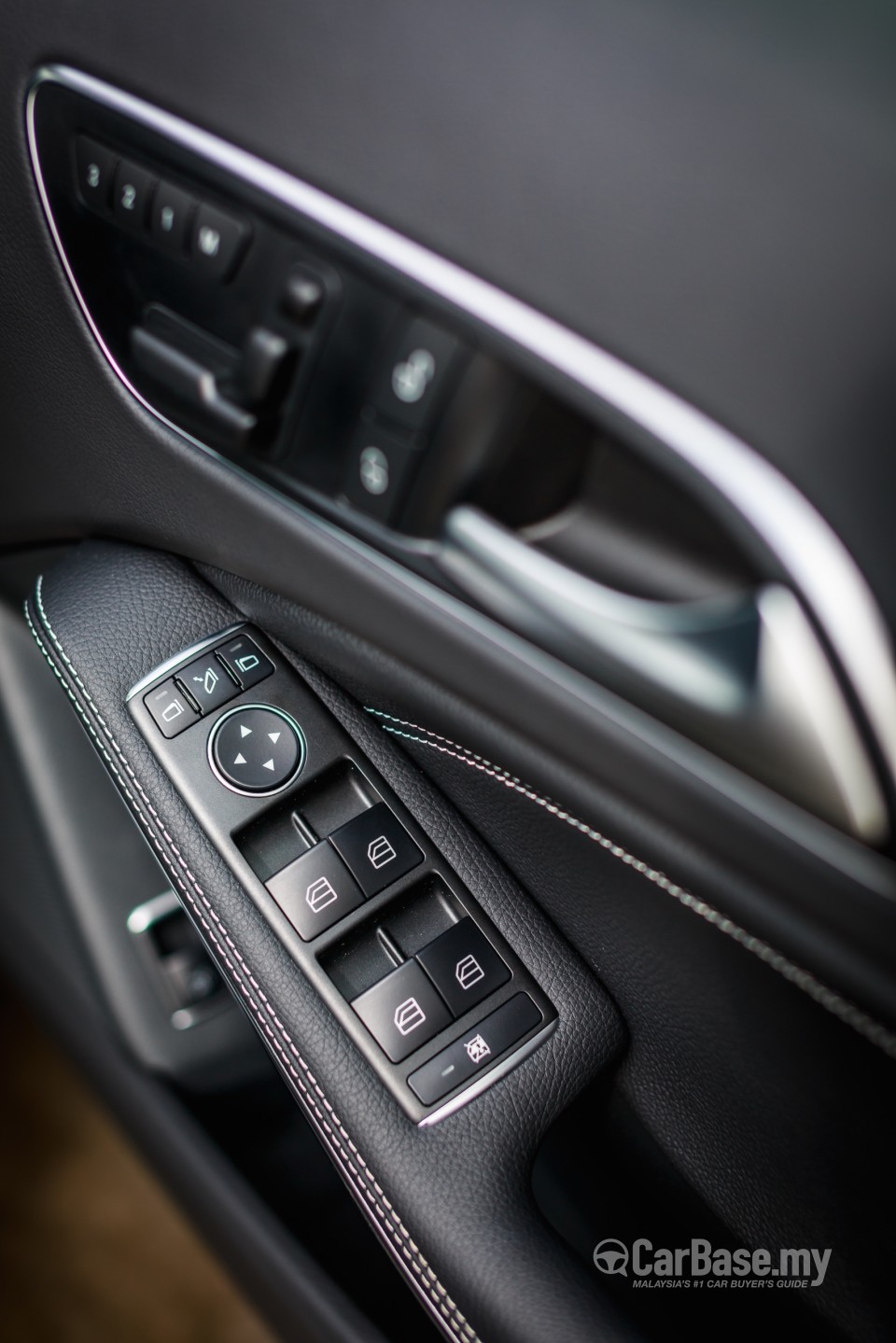 Mercedes-Benz GLA X156 (2014) Interior