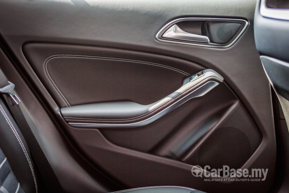 Mercedes-Benz GLA X156 (2014) Interior