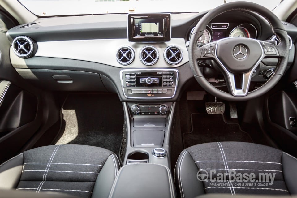 Mercedes-Benz GLA X156 (2014) Interior