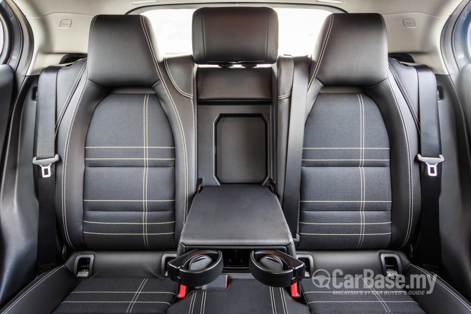 Mercedes-Benz GLA X156 (2014) Interior