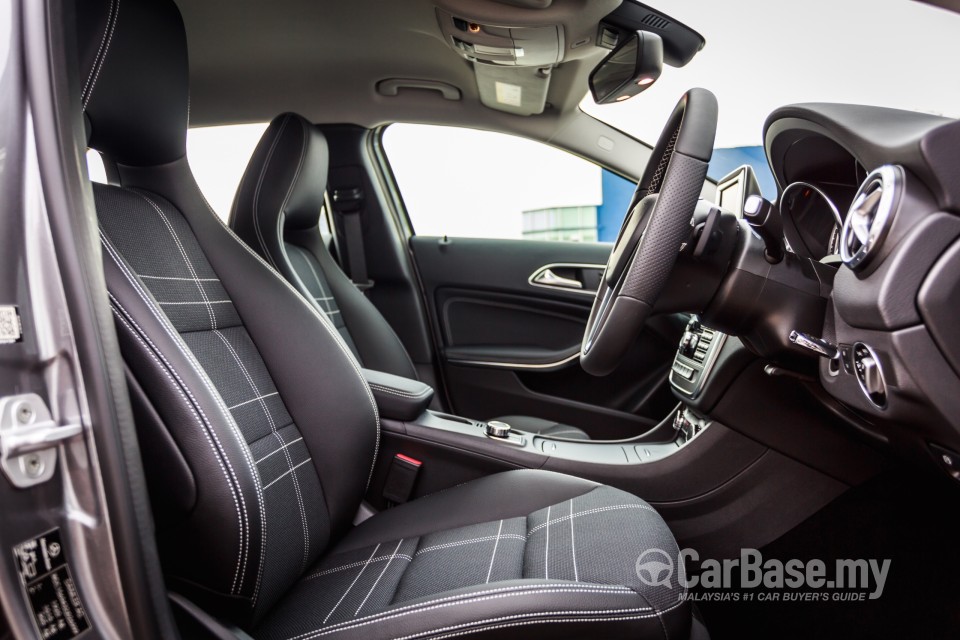 Mercedes-Benz GLA X156 (2014) Interior