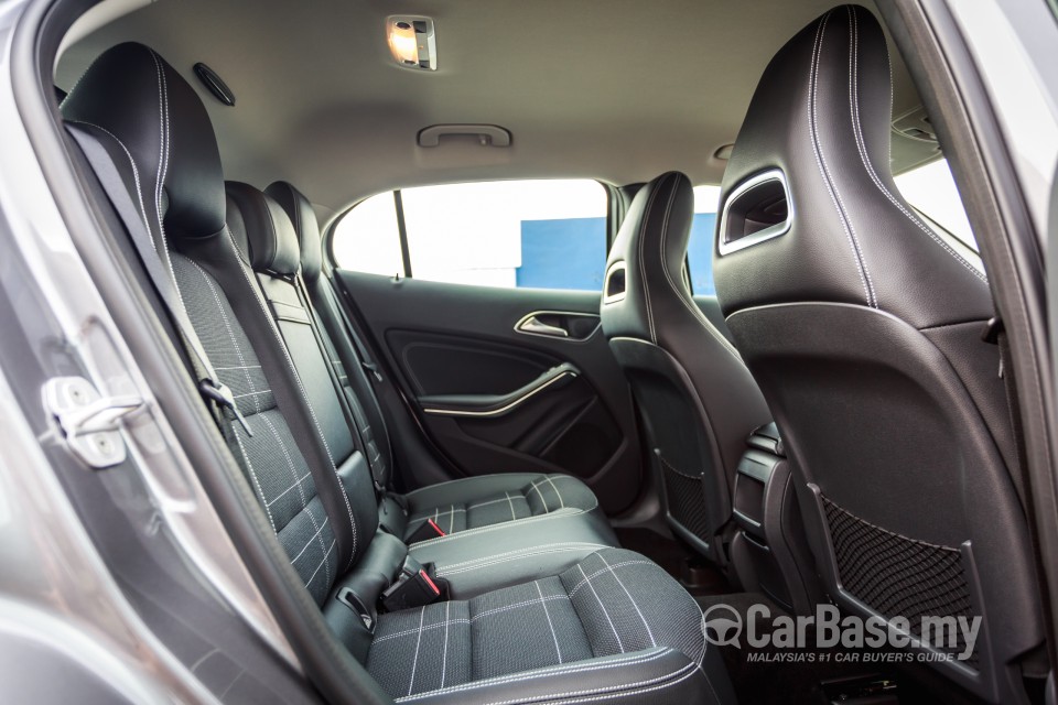 Mercedes-Benz GLA X156 (2014) Interior