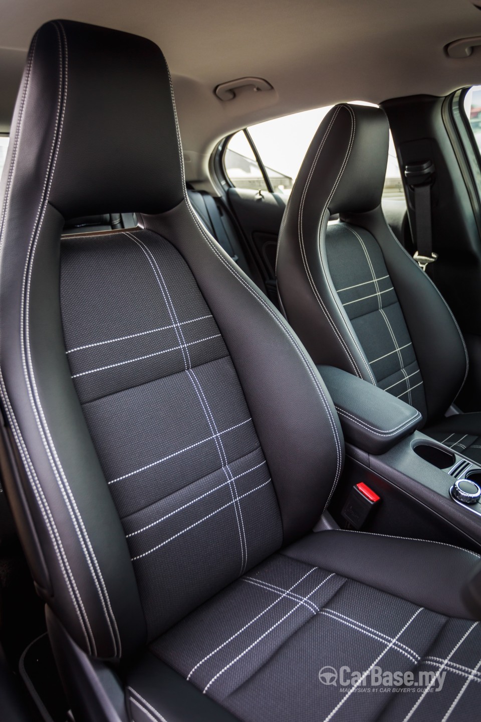 Mercedes-Benz GLA X156 (2014) Interior