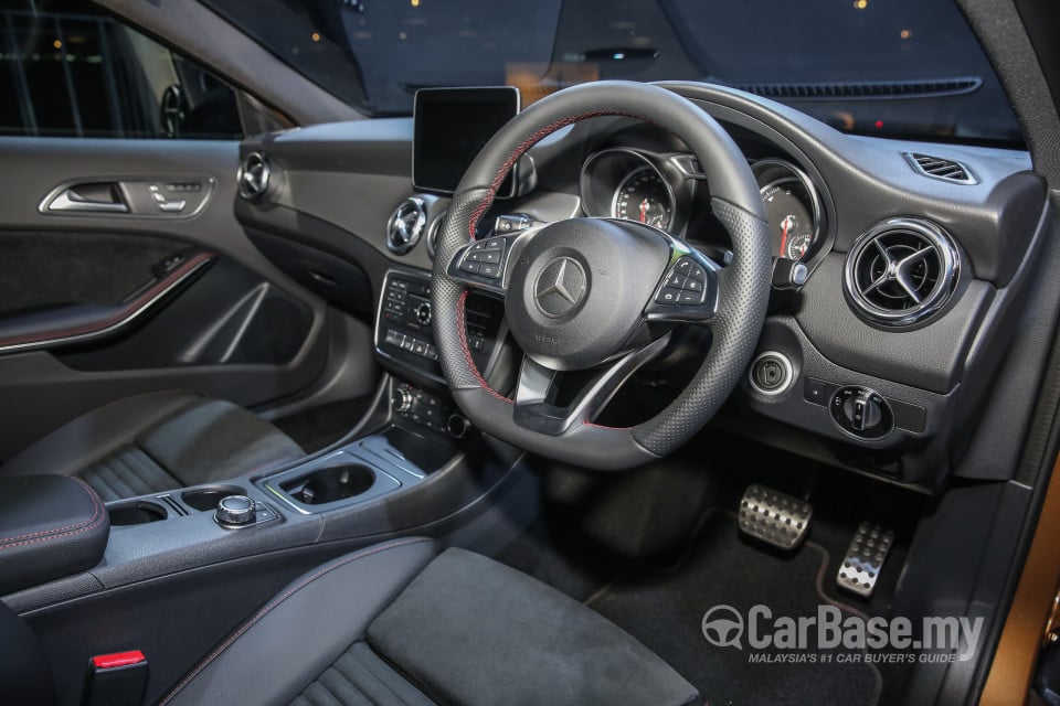 Mercedes-Benz GLA X156 Facelift (2017) Interior