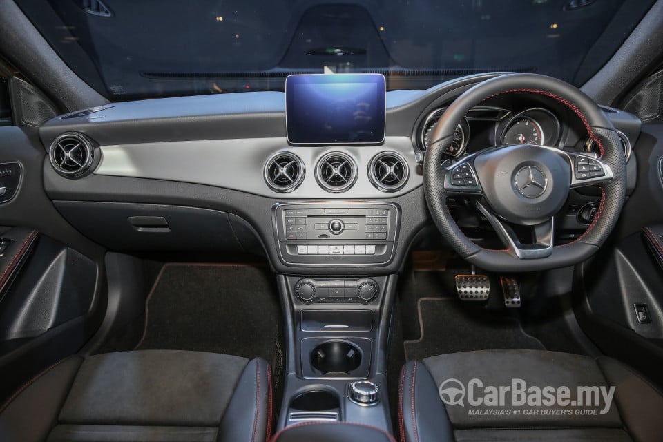 Mercedes-Benz GLA X156 Facelift (2017) Interior