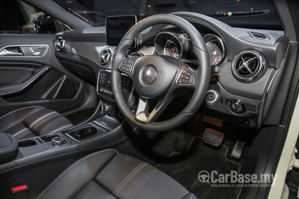 Mercedes-Benz GLA X156 Facelift (2017) Interior