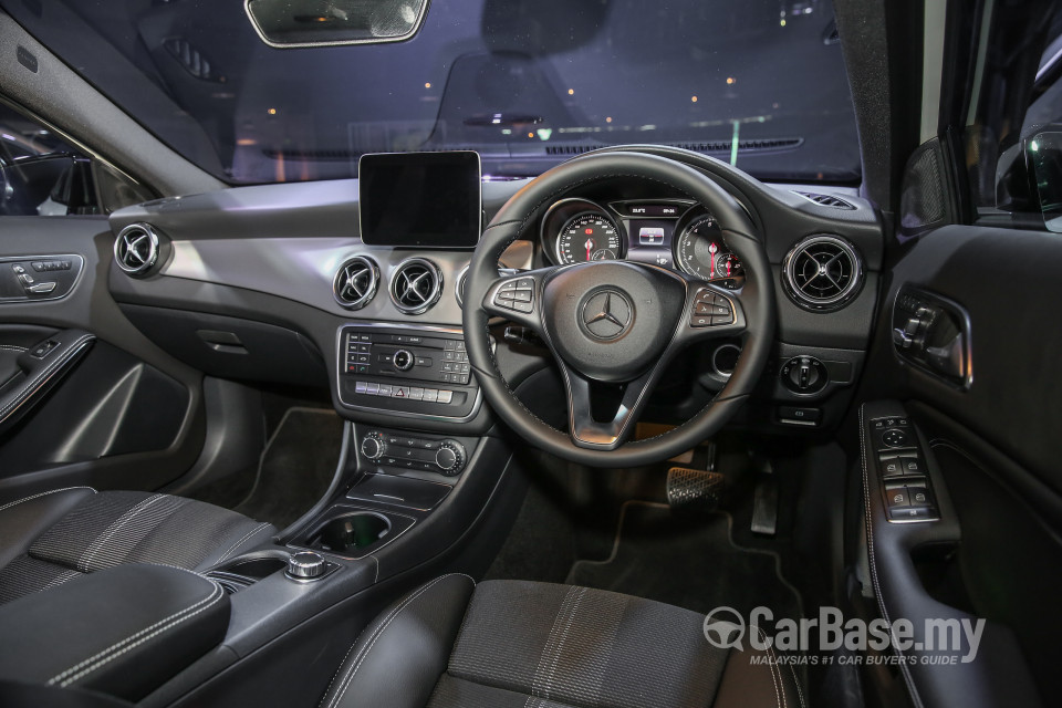 Mercedes-Benz GLA X156 Facelift (2017) Interior
