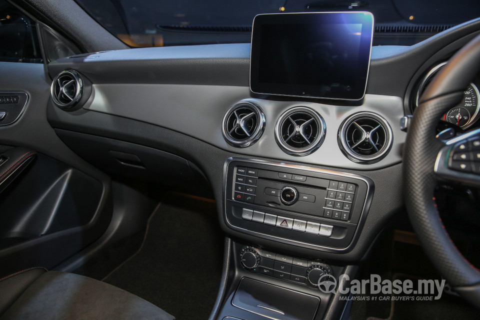 Mercedes-Benz GLA X156 Facelift (2017) Interior