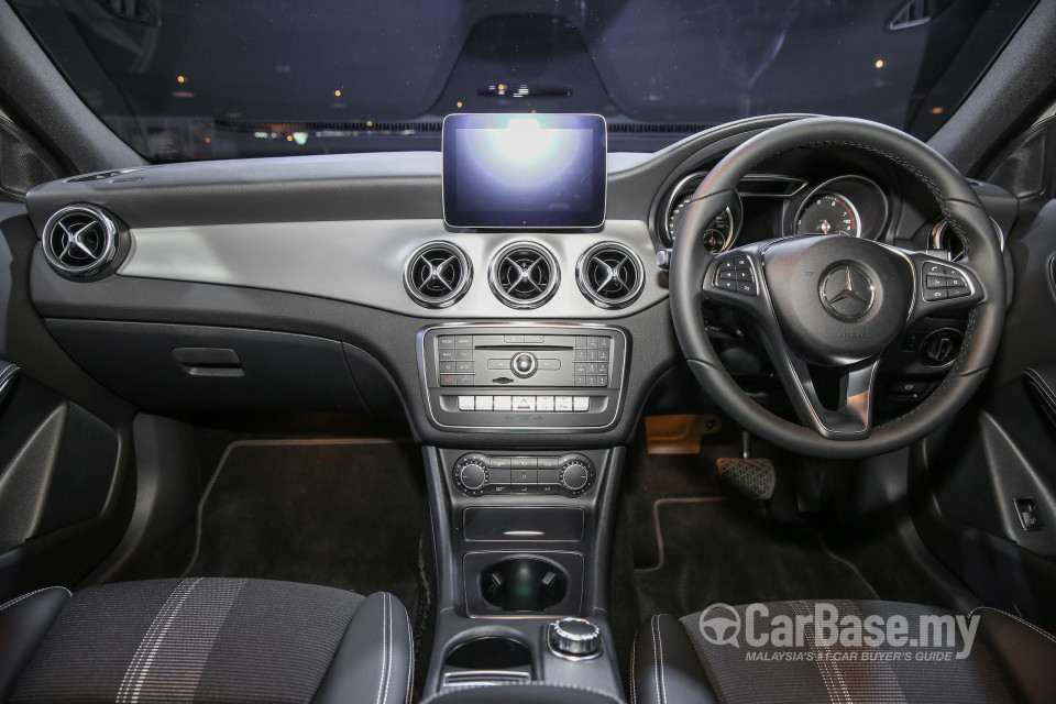 Mercedes-Benz GLA X156 Facelift (2017) Interior