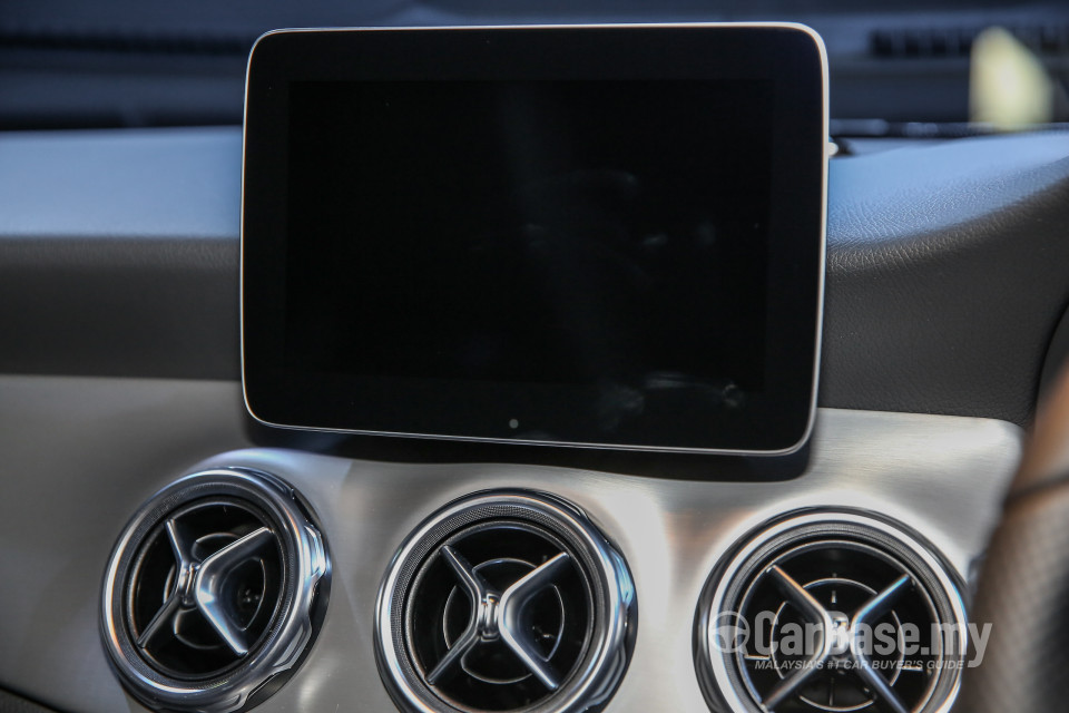 Mercedes-Benz GLA X156 Facelift (2017) Interior