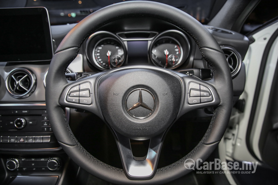 Mercedes-Benz GLA X156 Facelift (2017) Interior