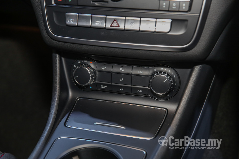 Mercedes-Benz GLA X156 Facelift (2017) Interior