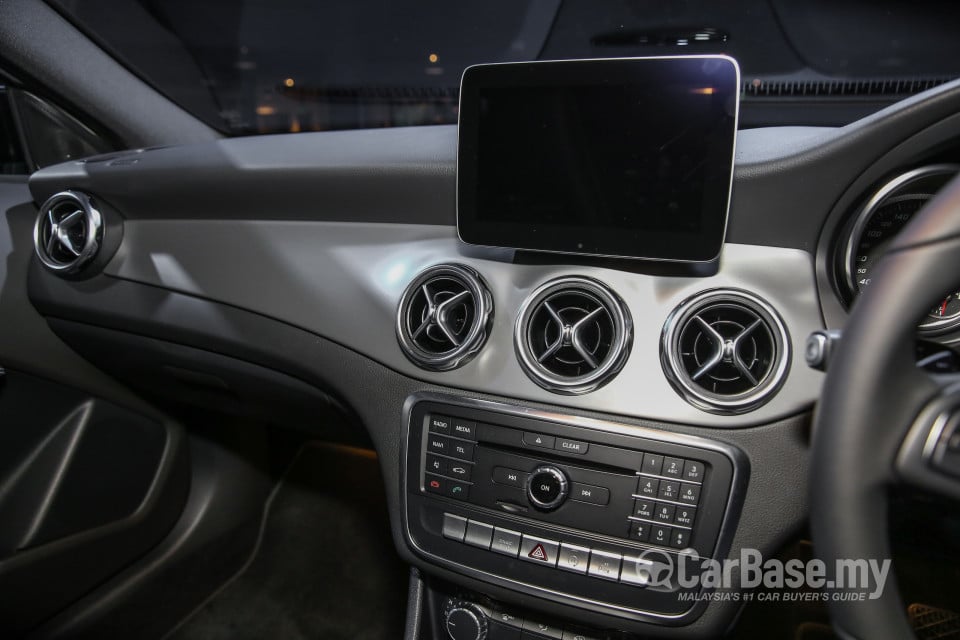 Mercedes-Benz GLA X156 Facelift (2017) Interior