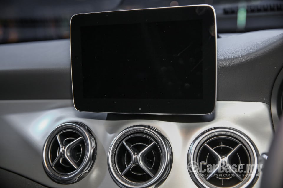 Mercedes-Benz GLA X156 Facelift (2017) Interior