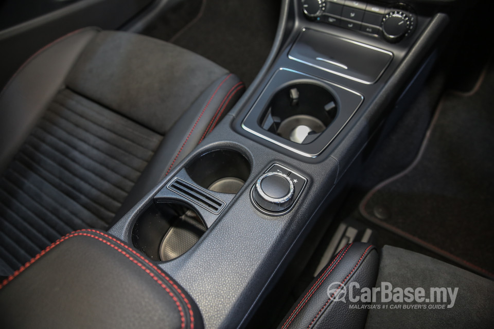 Mercedes-Benz GLA X156 Facelift (2017) Interior