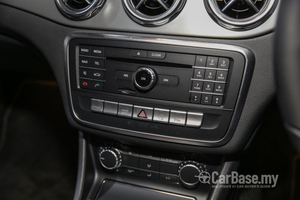 Mercedes-Benz GLA X156 Facelift (2017) Interior
