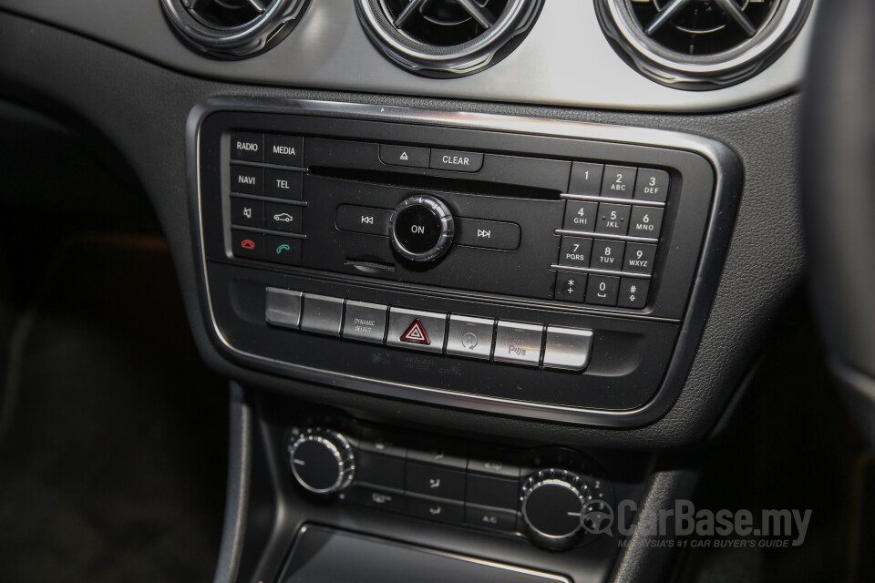 Toyota Innova AN140 (2016) Interior