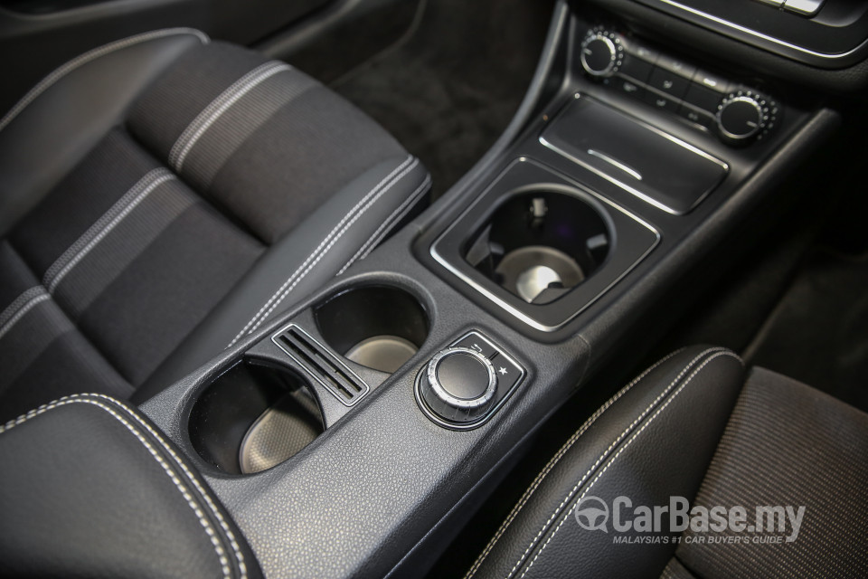 Mercedes-Benz GLA X156 Facelift (2017) Interior