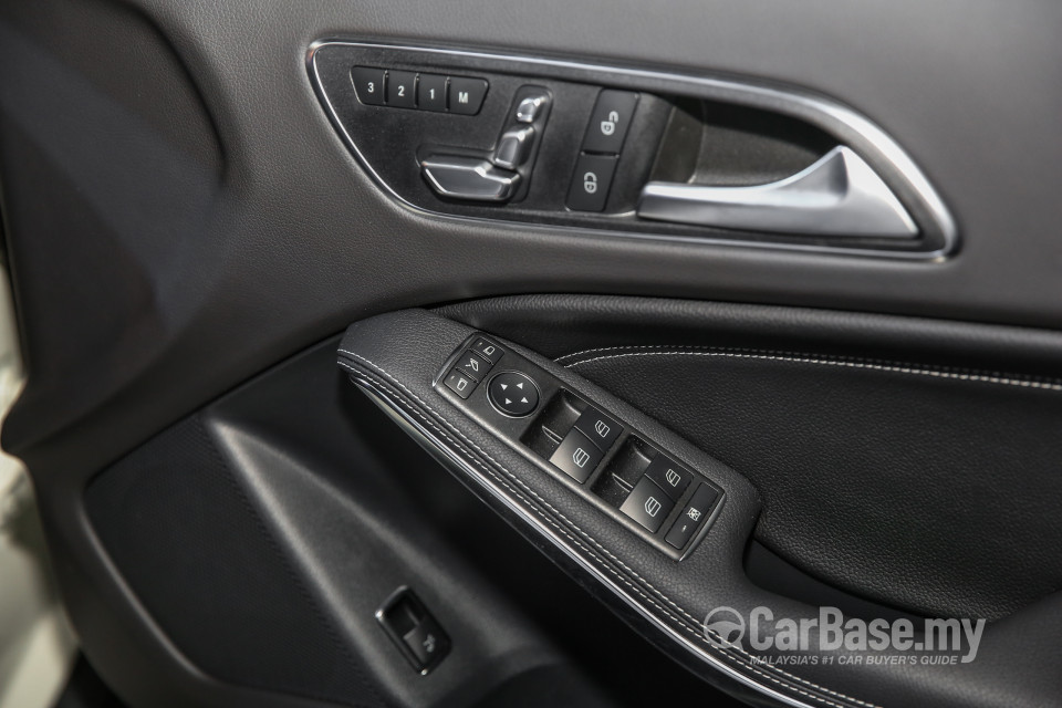 Mercedes-Benz GLA X156 Facelift (2017) Interior