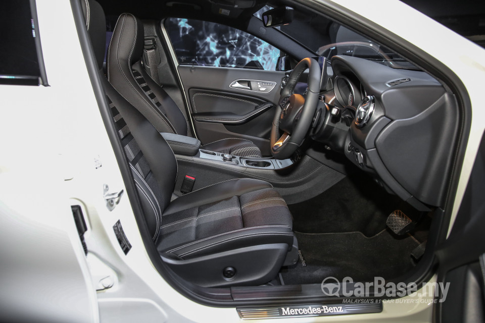 Mercedes-Benz GLA X156 Facelift (2017) Interior