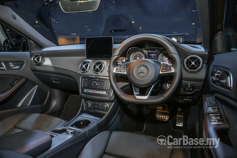 Mercedes-Benz GLA X156 Facelift (2017) Interior