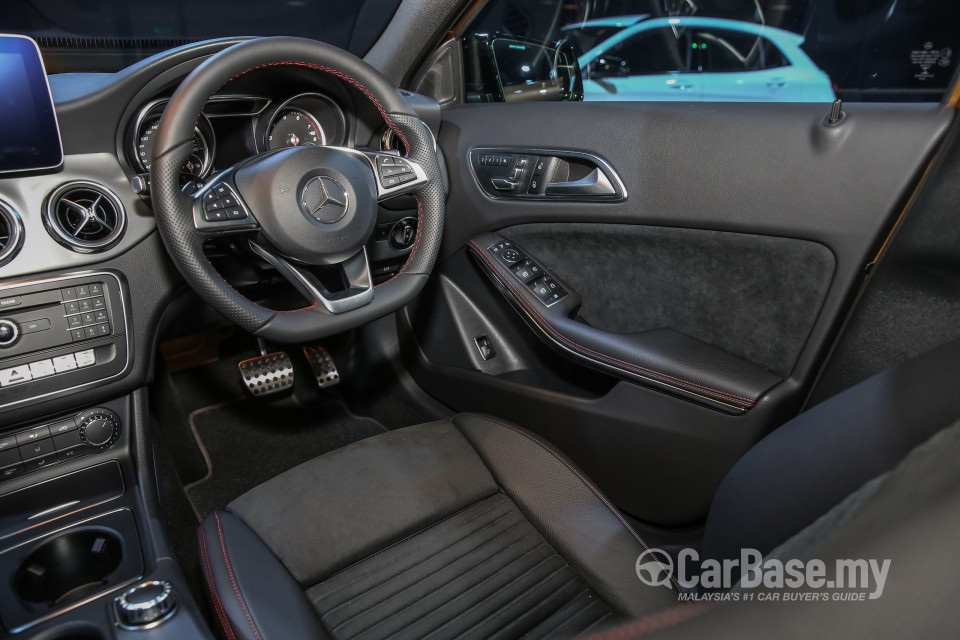Mercedes-Benz GLA X156 Facelift (2017) Interior