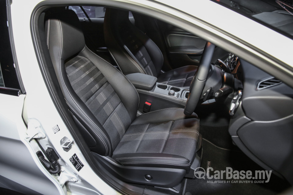 Mercedes-Benz GLA X156 Facelift (2017) Interior