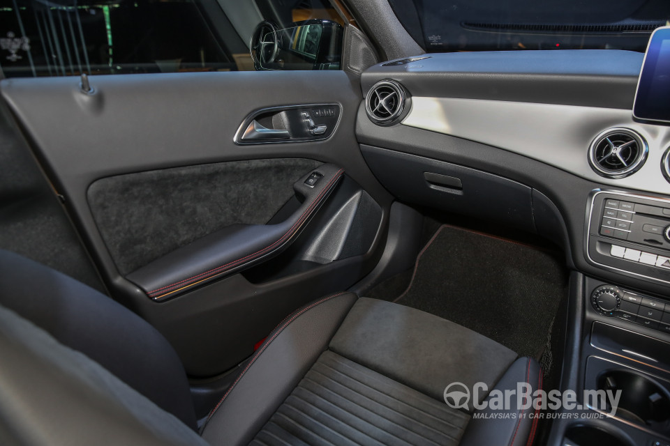 Mercedes-Benz GLA X156 Facelift (2017) Interior