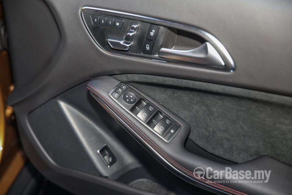 Mercedes-Benz GLA X156 Facelift (2017) Interior