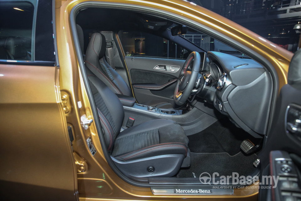 Mercedes-Benz GLA X156 Facelift (2017) Interior