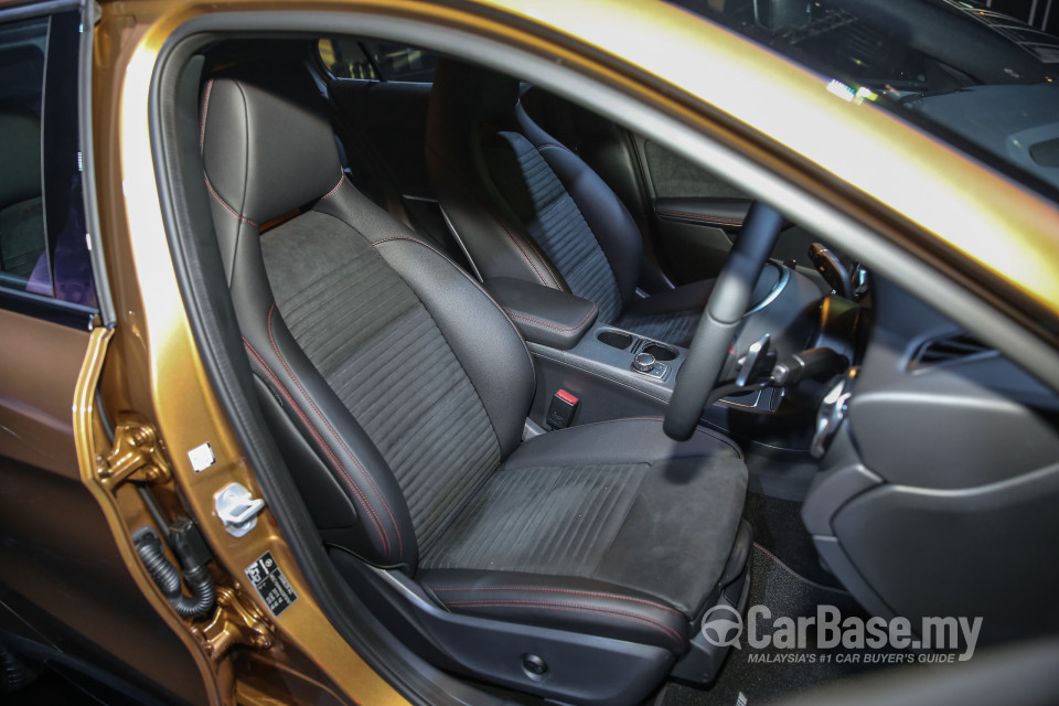 Mercedes-Benz GLA X156 Facelift (2017) Interior