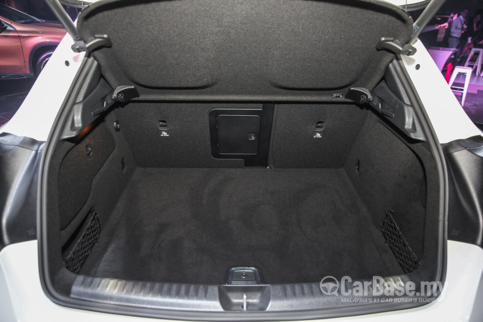 Mercedes-Benz GLA X156 Facelift (2017) Interior