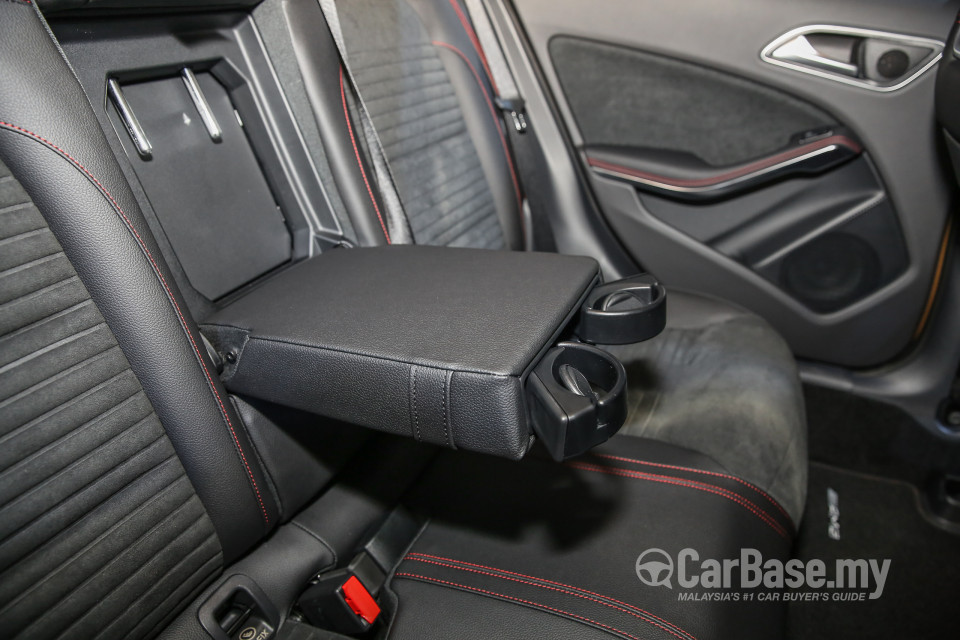 Mercedes-Benz GLA X156 Facelift (2017) Interior