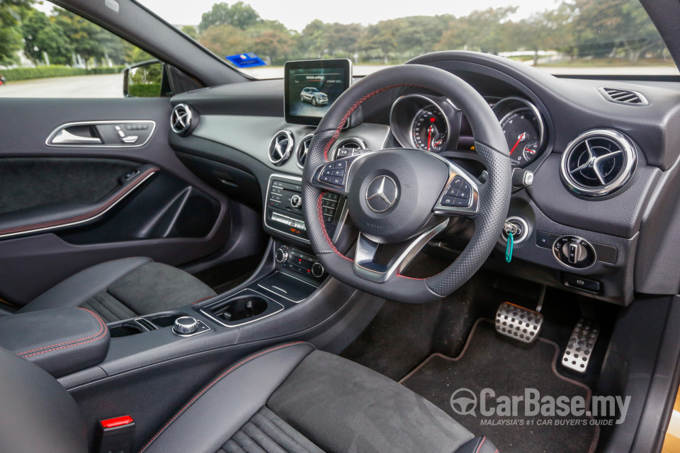 Mercedes-Benz GLA X156 Facelift (2017) Interior