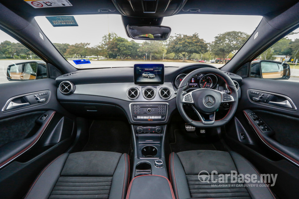 Mercedes-Benz GLA X156 Facelift (2017) Interior