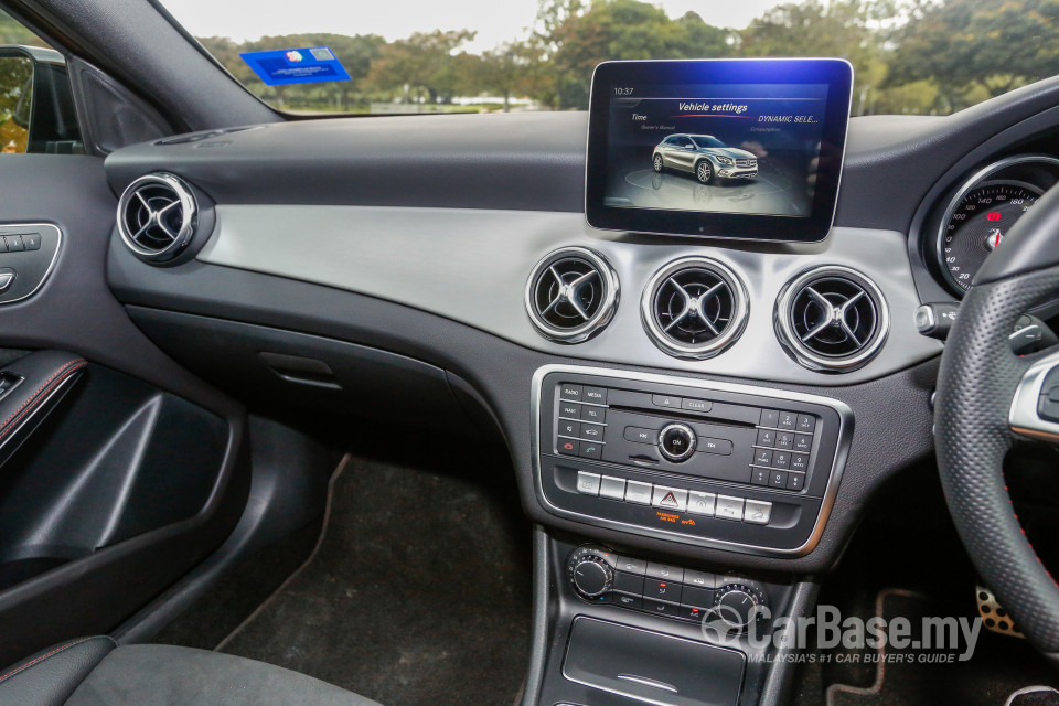 Mercedes-Benz GLA X156 Facelift (2017) Interior