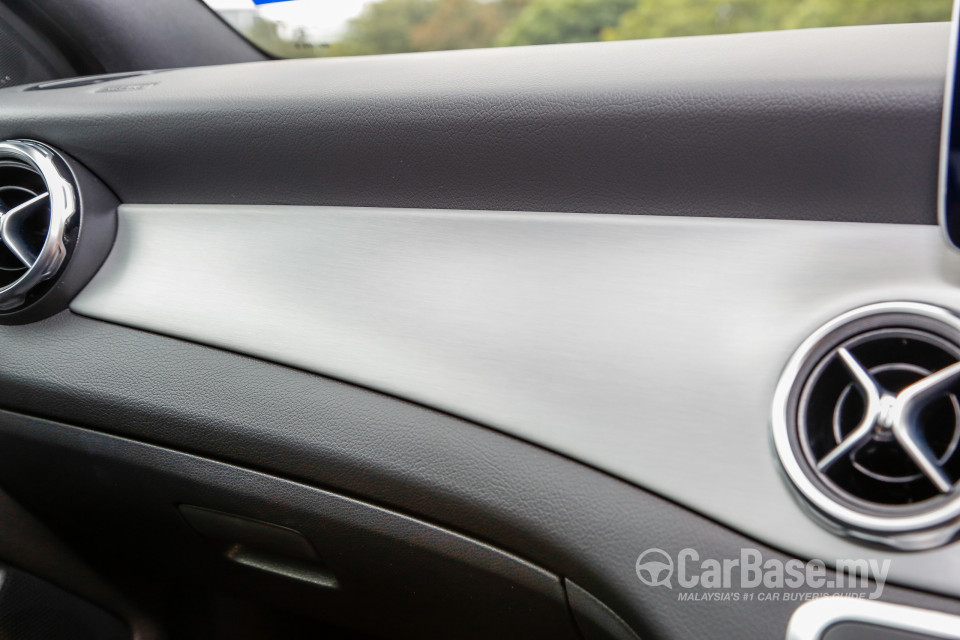 Mercedes-Benz GLA X156 Facelift (2017) Interior