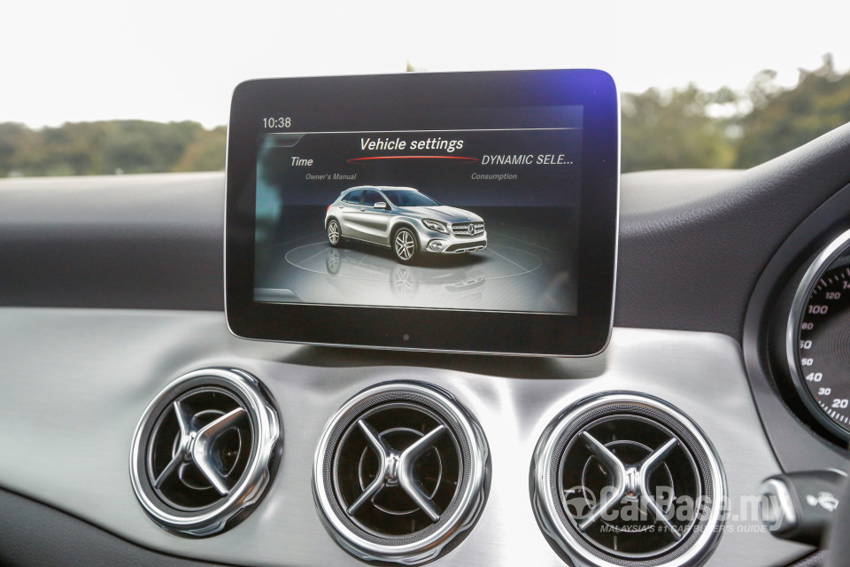 Mercedes-Benz GLA X156 Facelift (2017) Interior