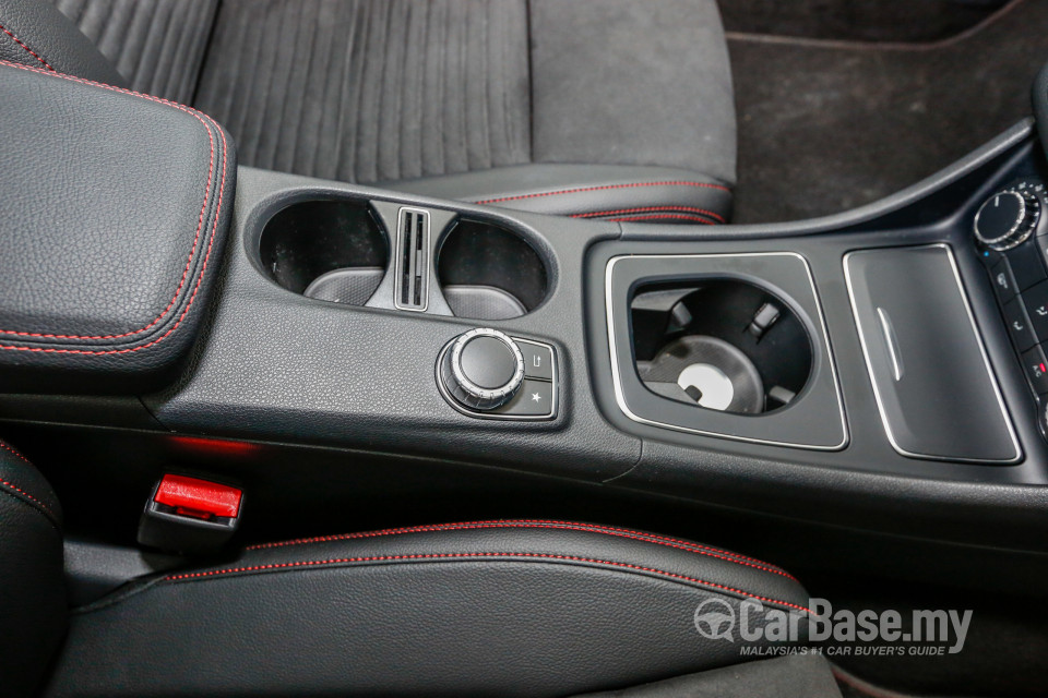 Mercedes-Benz GLA X156 Facelift (2017) Interior