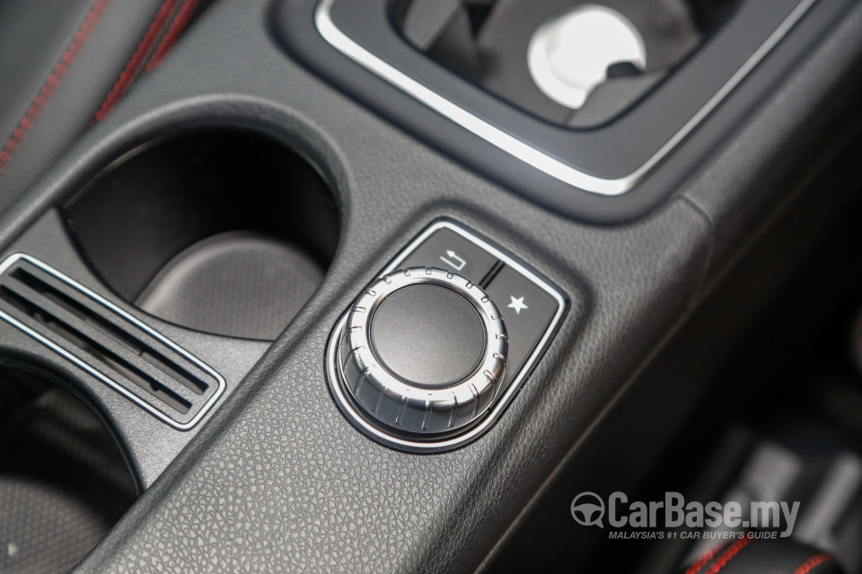Mercedes-Benz GLA X156 Facelift (2017) Interior