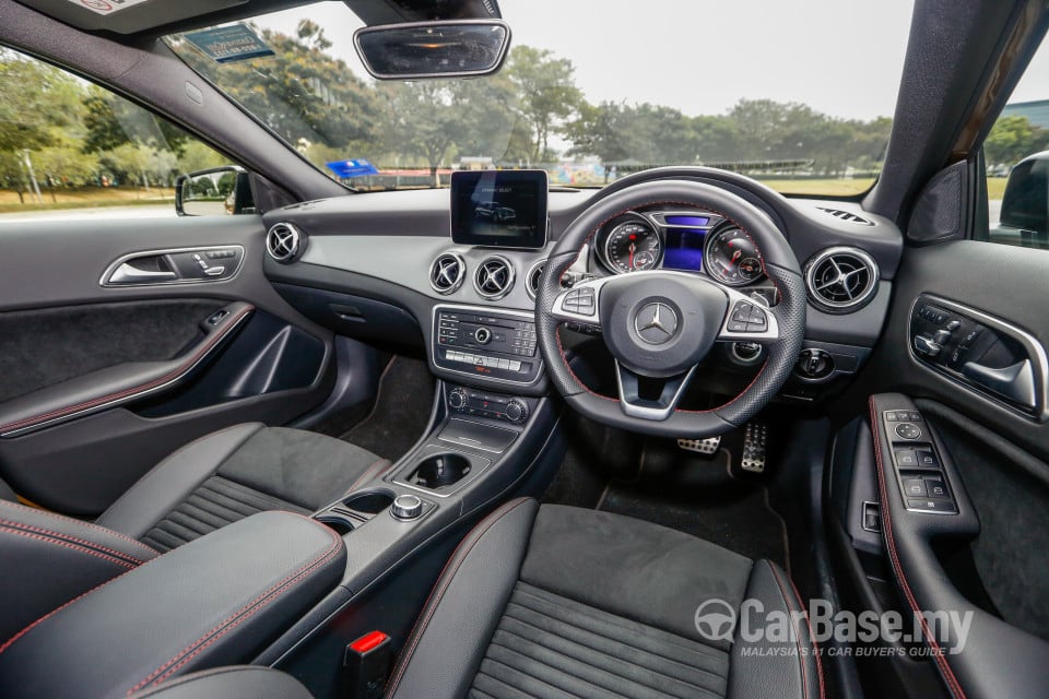 Mercedes-Benz GLA X156 Facelift (2017) Interior