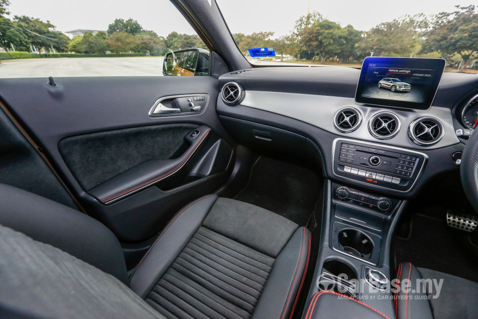 Mercedes-Benz GLA X156 Facelift (2017) Interior