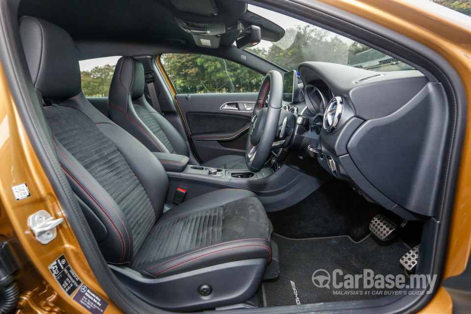 Mercedes-Benz GLA X156 Facelift (2017) Interior