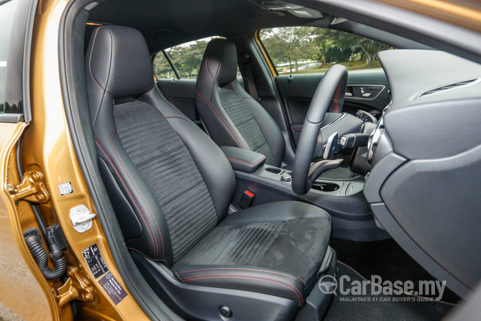 Mercedes-Benz GLA X156 Facelift (2017) Interior