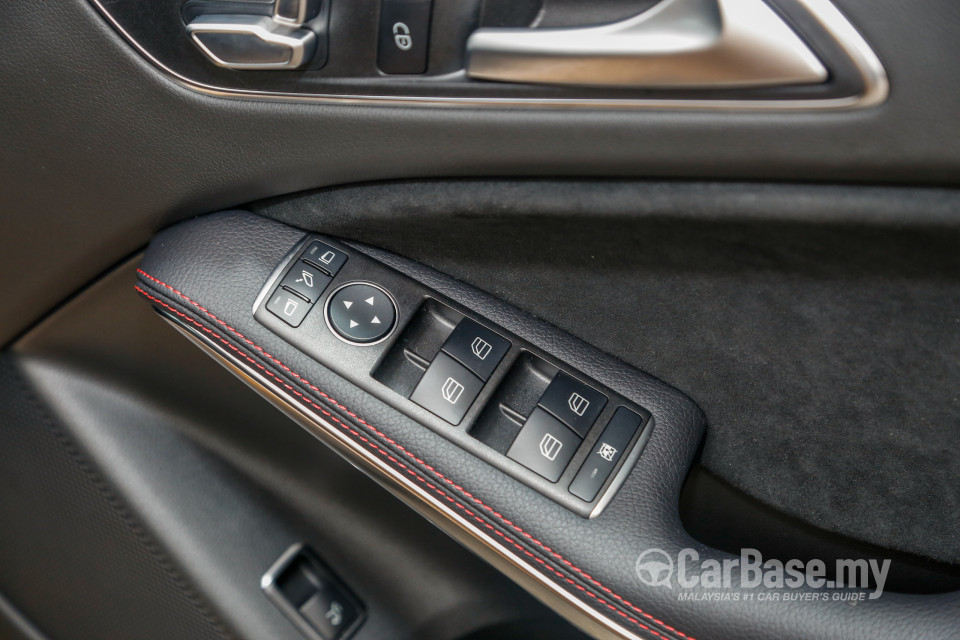 Mercedes-Benz GLA X156 Facelift (2017) Interior